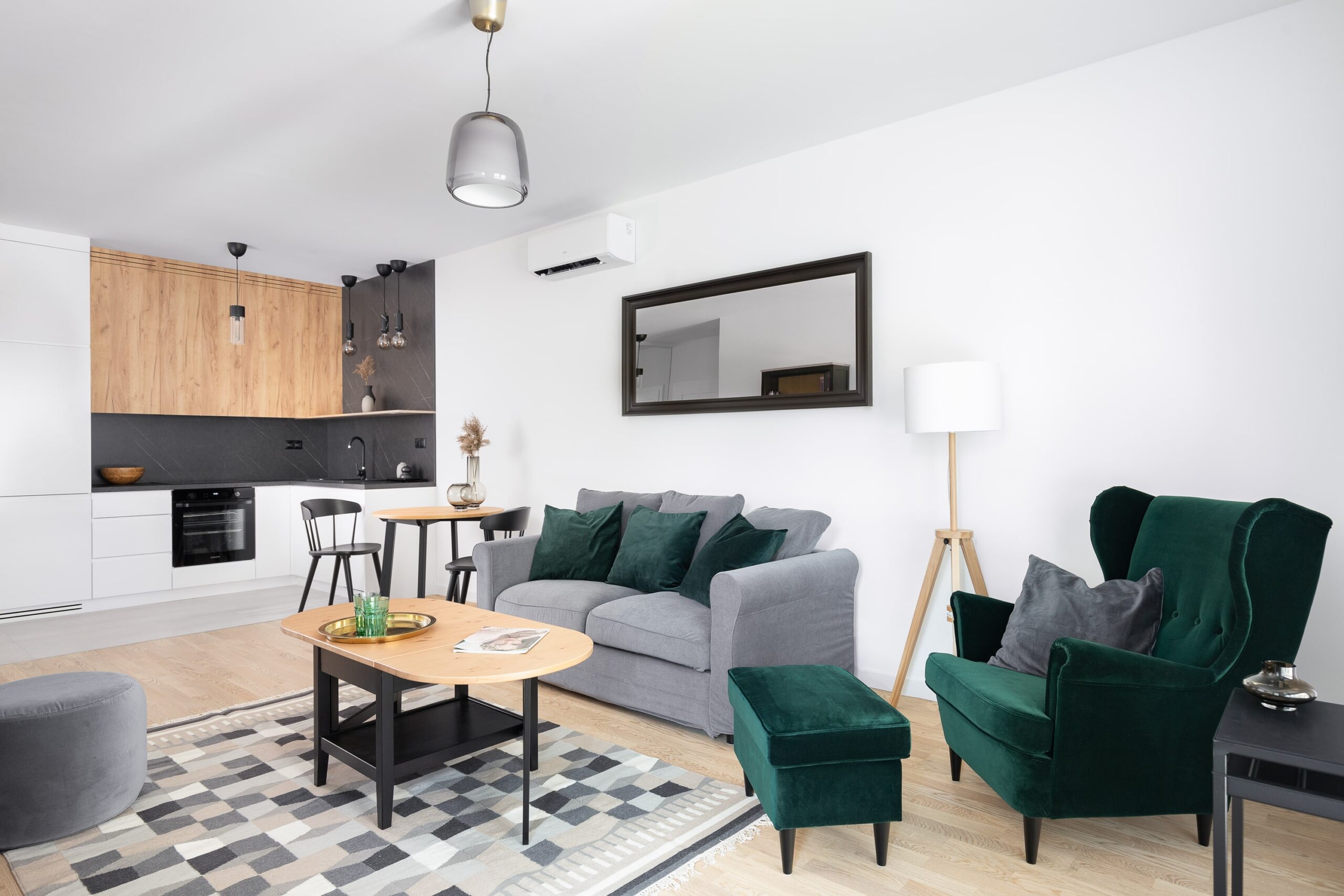 Salon w stylu skandynawskim z niewielkim aneksem kuchennym